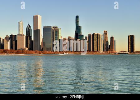 Chicago, Illinois, États-Unis. Une partie de l'horizon de la ville dominée par certains des plus hauts bâtiments de la ville. De gauche à droite, la Trump Tower (deuxième plus haut de Chi Banque D'Images