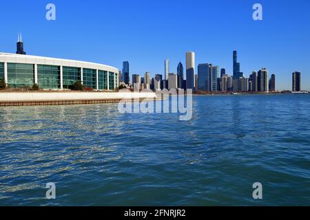 Chicago, Illinois, États-Unis. Une grande partie des gratte-ciel de la ville remplit l'arrière-plan au-delà de l'aquarium Shedd lors d'une matinée lumineuse. Banque D'Images