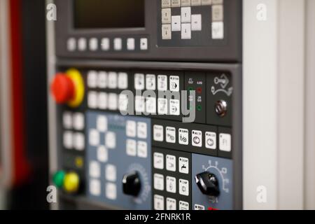 Panneau de commande de la machine de tournage CNC pour le travail des métaux. Mise au point sélective. Banque D'Images