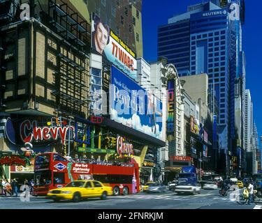 2005 SCÈNE HISTORIQUE DE RUE QUARANTE DEUXIÈME RUE MIDTOWN MANHATTAN NOUVEAU YORK, ÉTATS-UNIS Banque D'Images