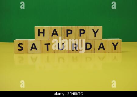 Lettre de l'alphabet Happy Saturday sur fond vert et jaune Banque D'Images