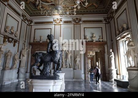 Rome, Italie. 18 mai 2021. Les gens visitent les musées du Capitole à Rome, Italie, le 18 mai 2021. Les musées ont été officiellement ouverts au public en 1734 pendant le gouvernement de Clemente XII Ses collections sont étroitement liées à la ville de Rome et la plupart des expositions proviennent de la ville elle-même. Credit: Cheng Tingting/Xinhua/Alay Live News Banque D'Images