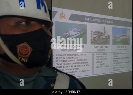 Denpasar, Bali, Indonésie. 18 mai 2021. Les images projetées montrent les navires de la marine chinoise qui aident à l'opération de récupération. Commandant de la flotte de la Marine indonésienne II, le contre-amiral IWAN ISNURWANTO et l'Attacte militaire de l'ambassade chinoise en Indonésie, le Colonel principal CHEN YONG JING a dirigé une conférence de presse du sous-marin submergé indonésien KRI Nanggala 402 mise à jour de la tentative de récupération à la base navale de Bali. Le progrès est la marine indonésienne assistée par des navires de la marine chinoise, a réussi à soulever un radeau de sauvetage et quelques autres parties. Credit: Dicky Bisinglasi/ZUMA Wire/Alay Live News Banque D'Images