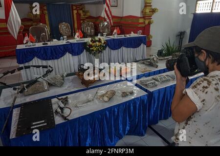 Denpasar, Bali, Indonésie. 18 mai 2021. Pièces trouvées qui ont réussi à se soulever. Commandant de la flotte de la Marine indonésienne II, le contre-amiral IWAN ISNURWANTO et l'Attacte militaire de l'ambassade chinoise en Indonésie, le Colonel principal CHEN YONG JING a dirigé une conférence de presse du sous-marin submergé indonésien KRI Nanggala 402 mise à jour de la tentative de récupération à la base navale de Bali. Le progrès est la marine indonésienne assistée par des navires de la marine chinoise, a réussi à soulever un radeau de sauvetage et quelques autres parties. Credit: Dicky Bisinglasi/ZUMA Wire/Alay Live News Banque D'Images