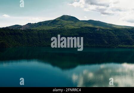 Vue sur le lac Albano depuis la ville de Castel Gandolfo avec Monte Cavo , Banque D'Images