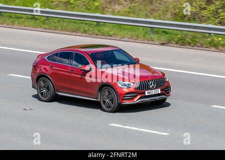 2021 SUV Mercedes Benze rouge ; circulation automobile, véhicules en mouvement, voitures, conduite de véhicules sur les routes britanniques, moteurs, conduite sur l'autoroute M6 réseau routier britannique. Banque D'Images