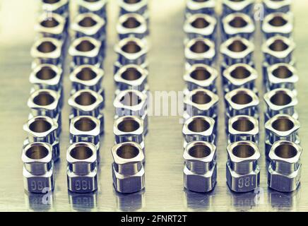 Pile d'aiguilles en fer N°18 G réutilisées pour l'aiguille de médicament Dans la boîte du stérilisateur à vapeur Banque D'Images