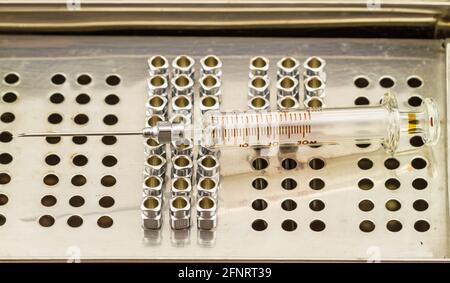 Pile d'aiguilles en fer N°18G réutilisées pour l'aiguille de médicament et Seringue en verre dans un stérilisateur à vapeur Banque D'Images