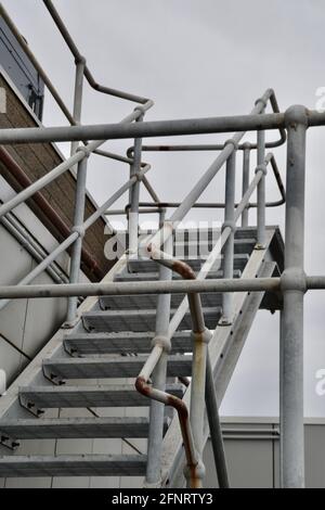 Ensemble de marches ou d'escaliers de sécurité en métal ou en acier sur un site industriel menant à une tour de refroidissement Banque D'Images