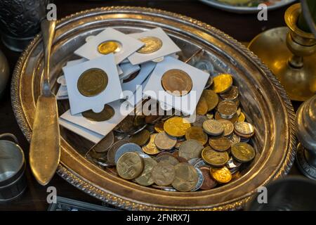 Collection de pièces sur la cale au marché Banque D'Images
