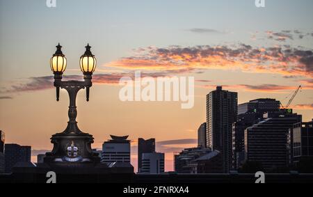 Lampes au crépuscule. Les lampadaires historiques du Princes Bridge de Melbourne brillent au crépuscule. Banque D'Images