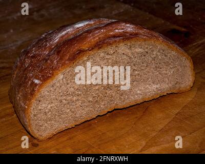 Pain maison traditionnel - vue latérale sur le pain coupé en deux Banque D'Images