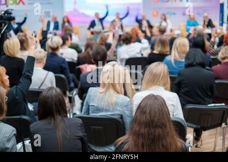 Groupe d'hommes d'affaires levant la main pendant la conférence Banque D'Images