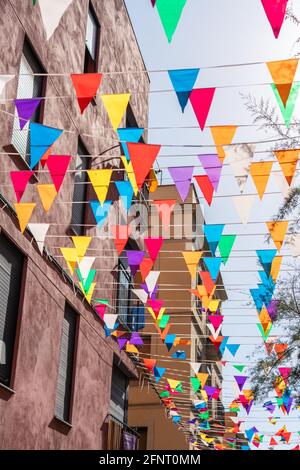 Décorations de fête catholique espagnole avec drapeaux de couleur à Barcelone, Espagne Banque D'Images