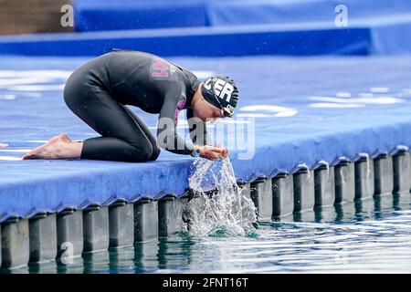 BUDAPEST, HONGRIE - MAI 16: Elea Linka d'Allemagne en compétition au Mixte 25km pendant les Championnats européens d'AQUATES LEN natation en eau libre à la Banque D'Images