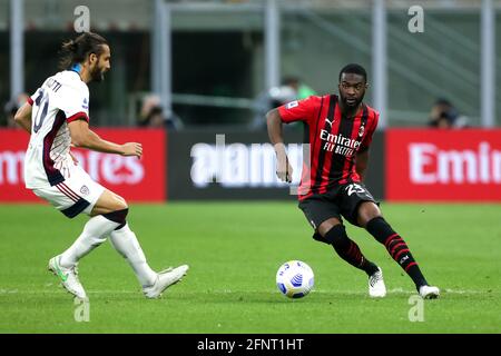 MILAN, ITALIE - MAI 16: Leonardo Pavoletti de Cagliari Calcio et Fikayo Tomori de l'AC Milan pendant la série UN match entre l'AC Milan et Cagliari Calc Banque D'Images