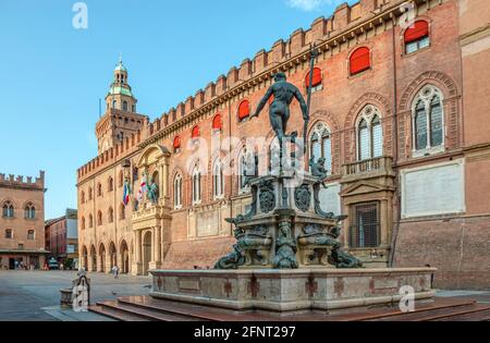 Fontana del Nettuno en face du Palazzo d' Accursio, Bologne, Emilie-Romagne, Italie Banque D'Images