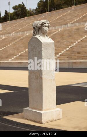 Statue en pierre de l'herm à l'intérieur du stade panathénaïque, stade olympique moderne original, Athènes, Grèce Banque D'Images