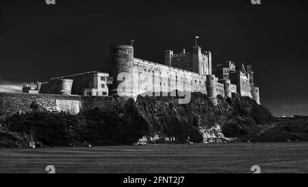 Le château de Bamburgh est un élément d'architecture remarquable. Il a été présenté dans de nombreux films comme Robin of Sherwood, Macbeth et Transformers: The Last Knight Banque D'Images