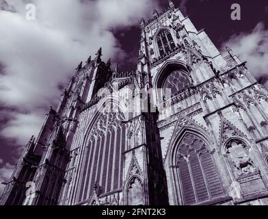 Vue sur les hauteurs vertigineuses de la face ouest de York Minster. Image double. Banque D'Images