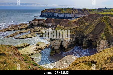 Flamborough Head est l'une des zones les plus spectaculaires de falaises de craie en Grande-Bretagne. Il y a aussi des criques, des grottes marines et des piles tout le long de la côte. Banque D'Images