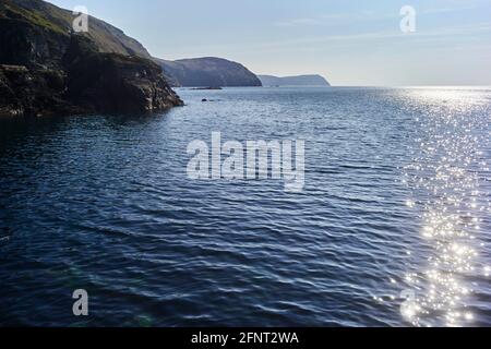 Prise de vue en grand angle au soleil depuis Port Erin en regardant vers le bas La côte ouest de l'île de Man Banque D'Images