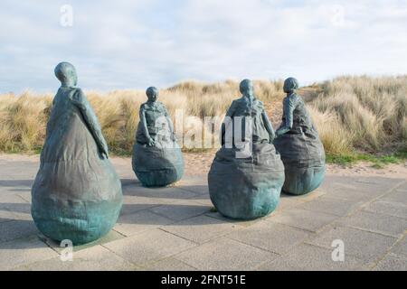 South Shields, Royaume-Uni - 30 mars 2021 : sculptures et statues Weebles près de Little Haven Beach, dans South Shields. Banque D'Images