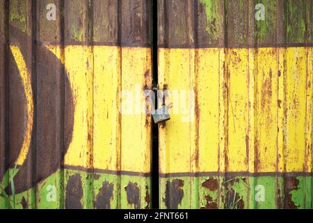 Boîte de distribution d'électricité rouillée ancienne aux couleurs vives Banque D'Images