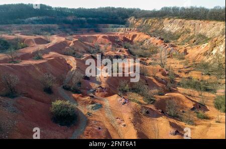Mine de bauxite, bauxite sédimentaire brute et altérée Banque D'Images