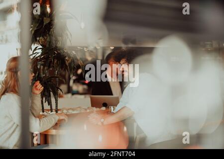 un couple d'affaires est assis dans un café après un jour de semaine Banque D'Images