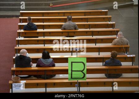 Castrop Rauxel, Allemagne. 19 mai 2021. Les patients attendent des vues. Dans l'église catholique Saint-Antonius de Castrop-Rauxel, des médecins d'une pratique voisine vaccinent leurs patients contre le coronavirus. Plus de 200 personnes doivent être immunisées dans la nef avant midi. Credit: Federico Gambarini/dpa/Alay Live News Banque D'Images