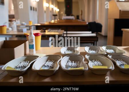 Castrop Rauxel, Allemagne. 19 mai 2021. Les seringues de vaccination avec le vaccin corona d'AstraZeneca sont prêtes dans des plateaux sur une table. Dans l'église catholique Saint-Antonius de Castrop-Rauxel, les médecins d'une pratique voisine vaccinent leurs patients contre le virus Corona. Plus de 200 personnes doivent être immunisées dans la nef avant midi. Credit: Federico Gambarini/dpa/Alay Live News Banque D'Images