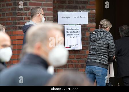 Castrop Rauxel, Allemagne. 19 mai 2021. Les patients attendent à la porte de l'église. Dans l'église catholique de Saint-Antonius à Castrop-Rauxel, les médecins d'une pratique voisine vaccinent le coronavirus à leurs patients. Plus de 200 personnes doivent être immunisées dans la nef jusqu'à midi. Credit: Federico Gambarini/dpa/Alay Live News Banque D'Images