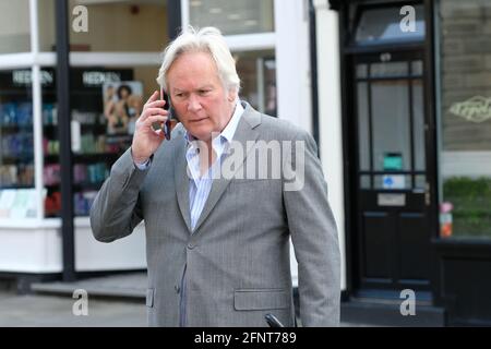 Gloucester, Gloucestershire, Royaume-Uni - mercredi 19 mai 2021 - Leo Goatley l'avocat qui a représenté Rose West est vu mener des entrevues avec les médias à l'extérieur du café Clean plate alors que la police commence des fouilles dans la recherche de Mary Bastholm qui est disparu dans 1968 ans à peine 15 ans et qui ont peut-être été Une victime du tueur en série Fred West. Photo Steven May / Alamy Live News Banque D'Images