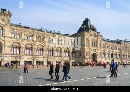 Les gens de Red Square se promalent le long du magasin DE GOMME et centre commercial Banque D'Images