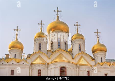 Les dômes d'oignon doré de la Cathédrale de l'Annonciation, Kremlin, Moscou, Russie Banque D'Images