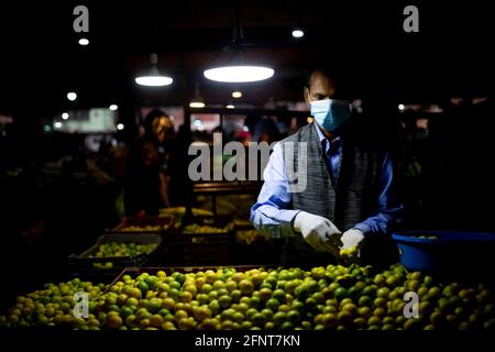 Katmandou, Népal. 18 mai 2021. Un vendeur portant un masque facial est vu sur un marché local à Katmandou, au Népal, le 18 mai 2021. Credit: Sulav Shrestha/Xinhua/Alamy Live News Banque D'Images