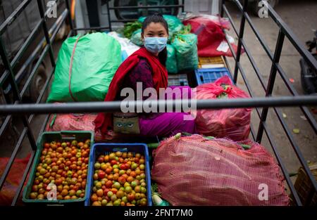 Katmandou, Népal. 18 mai 2021. Une femme portant un masque facial est vue sur un marché local à Katmandou, Népal, le 18 mai 2021. Credit: Sulav Shrestha/Xinhua/Alamy Live News Banque D'Images