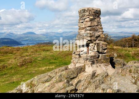 Cairn à Gummer's How Above Lake Windermere à Cumbria, Angleterre. Le paysage fait partie du district de English Lake. Banque D'Images
