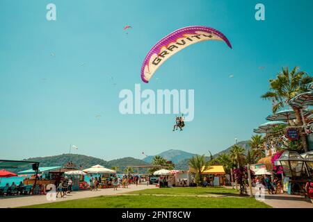 Oludeniz, Turquie - 13 août 2017 : les parapentes atterrissent sur la promenade de la ville d'Oludeniz, Turquie Banque D'Images