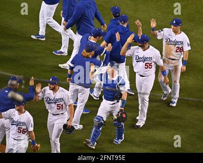 Los Angeles, États-Unis. 19 mai 2021. Le premier bassiste de Los Angeles Dodgers, Albert Pujols (55), et le joueur de terrain de gauche Yoshi Tsutsugo (28) célèbrent avec leurs coéquipiers la victoire de Dodgers 9-1 sur les Arizona Diamondbacks au Dodger Stadium de Los Angeles le mardi 18 mai 2021. Photo de Jim Ruymen/UPI crédit: UPI/Alay Live News Banque D'Images