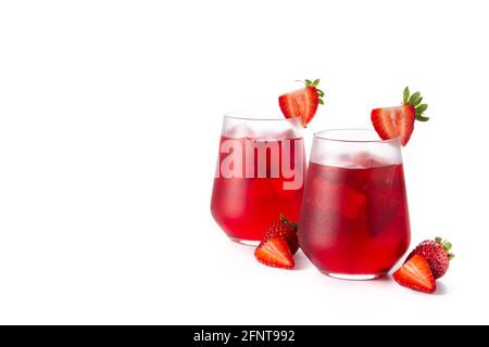 Cocktail de fraises en verre isolé sur fond blanc Banque D'Images