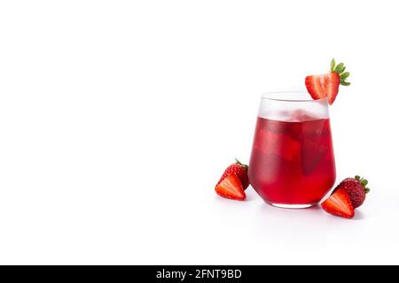 Cocktail de fraises en verre isolé sur fond blanc Banque D'Images