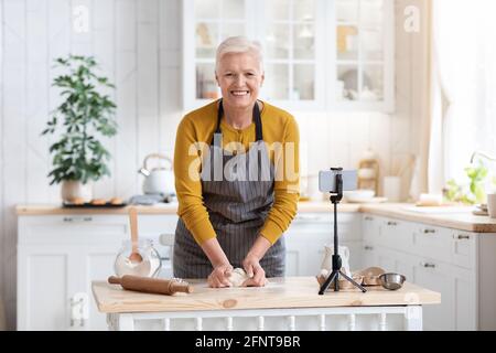 Belle dame de cuisine à la maison, regardant la classe en ligne Banque D'Images