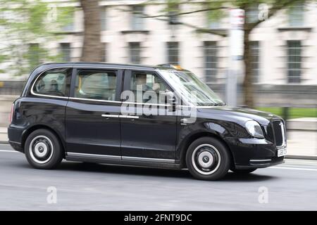 Un taxi noir londonien longeant Whitehall, Westminster, Londres, Royaume-Uni Banque D'Images