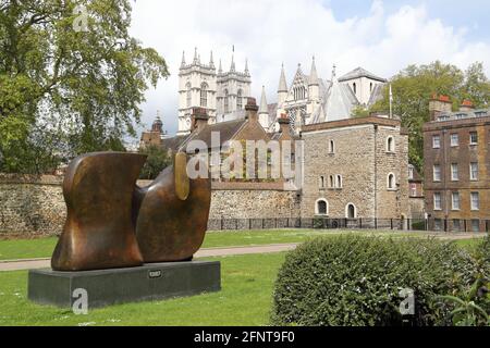 Knife Edge, une sculpture de Henry Moore à Westminster avec l'abbaye de Westminster en arrière-plan, Londres, Royaume-Uni Banque D'Images