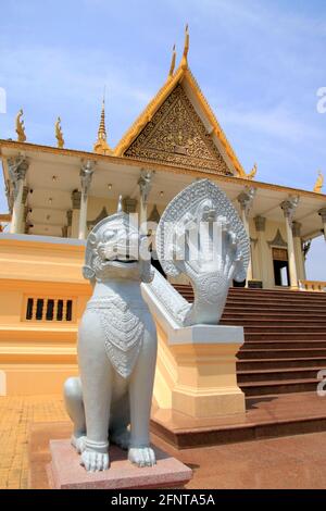 Une statue du gardien et la salle du trône du Royal Palais à Phnom Penh Cambodge Banque D'Images