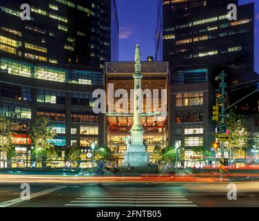 2005 MONUMENT HISTORIQUE DE COLUMBUS (©GAETANO RUSSO 1892) TIME WARNER TOURS DU CENTRE (©DAVID CHILDS 2003) COLUMBUS CIRCLE MANHATTAN NEW YORK CITY ETATS-UNIS Banque D'Images