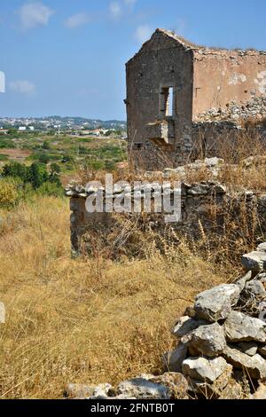 Ancienne maison de pierre rurale abandonnée dans la campagne d'Aroniadika un village traditionnel de l'île de Kythira à Attica, Grèce. Banque D'Images