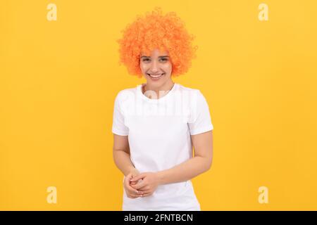 bonne femme freaky dans la perruque clown maurichement pour la fête, le bonheur Banque D'Images